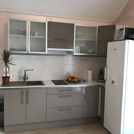 Maisonnette Avec La Terrasse *