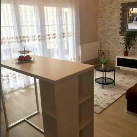 Maisonnette Avec La Terrasse